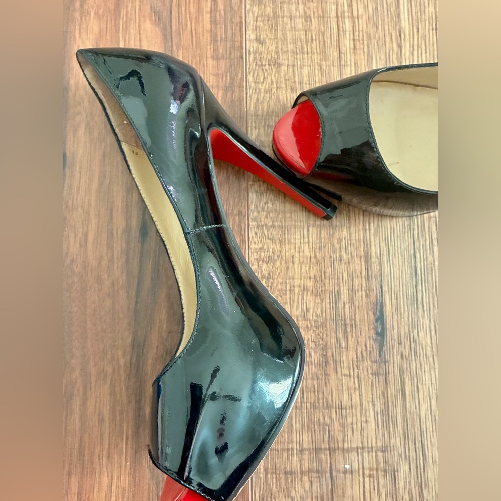 EUC AUTHENTIC Christian Louboutin
Very privé patent leather peep toe heels - Picture 10 of 10